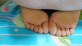Japanese girls soles in seiza position...