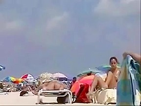 Amateur in beach showing pussy nipple...