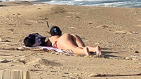Publico safada se masturbando na praia,...