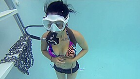 Scuba in pool with flooded mask...