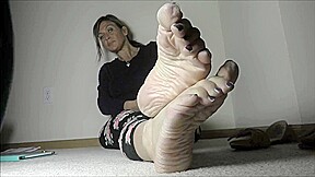 La creme wiggles her soles and...