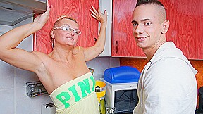 Horny Housewife Fucking In Her Kitchen Maturenl...