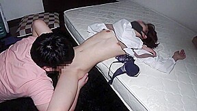 素人レイプ｜唸りを上げる細くて華奢な痩せ貧乳美女の乳首を吸いながら湿りだした膣内を手マン…たまらず肉棒咥えさせ強制イラマ…