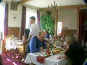 Il Baise Sa Femme Avec Le Serveur En Plaint Restaurant...