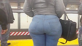 Big Wide Ebony Booty in Jeans