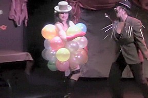 Burlesque Show 33 Balloongirl...