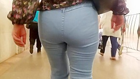 Mature woman with hot butt...