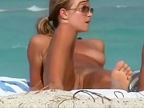 Beach girls show tits and pussy...