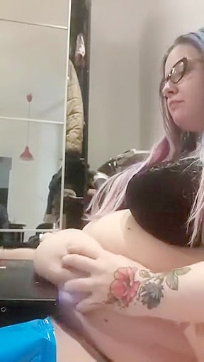 Fat girl eats while playing skyrim...