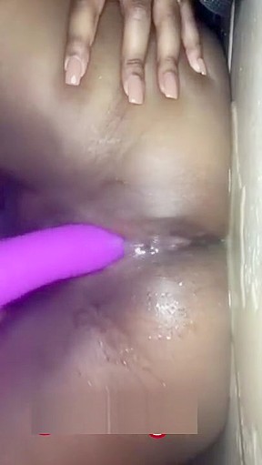 Ebony creams and squirts fucking herself...