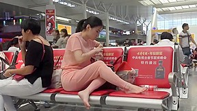 Asian real candid very nice feet...