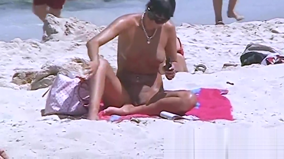 Heimlicher Voyeur-Film einer Nudisten-Ehefrau auf Mallorca am Strand