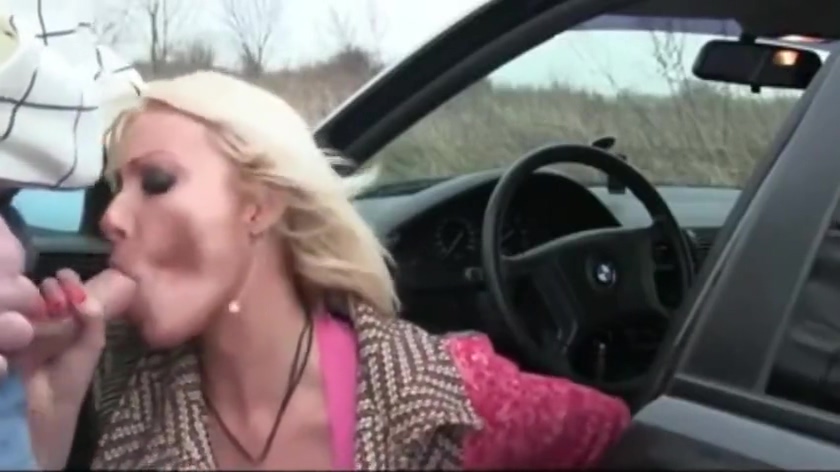 Немецкая блондинка -любитель, сделающая минет и кончинку в машине