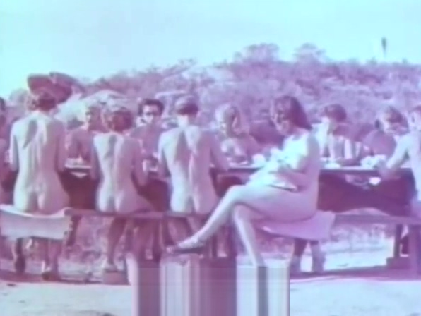 Любительские нудисты, испытывающие обнаженную жизнь на открытом воздухе (винтаж 1950 -х годов)