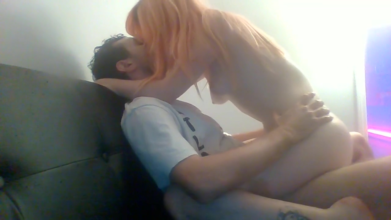 Young couple fuck on the couch