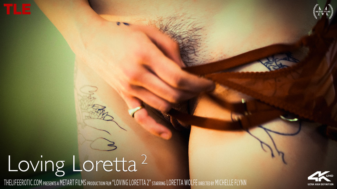 Любящая Лоретта 2: Брюнетка волосатая крошка мастурбирует на высоких каблуках с маленькими сиськами и татуировкой