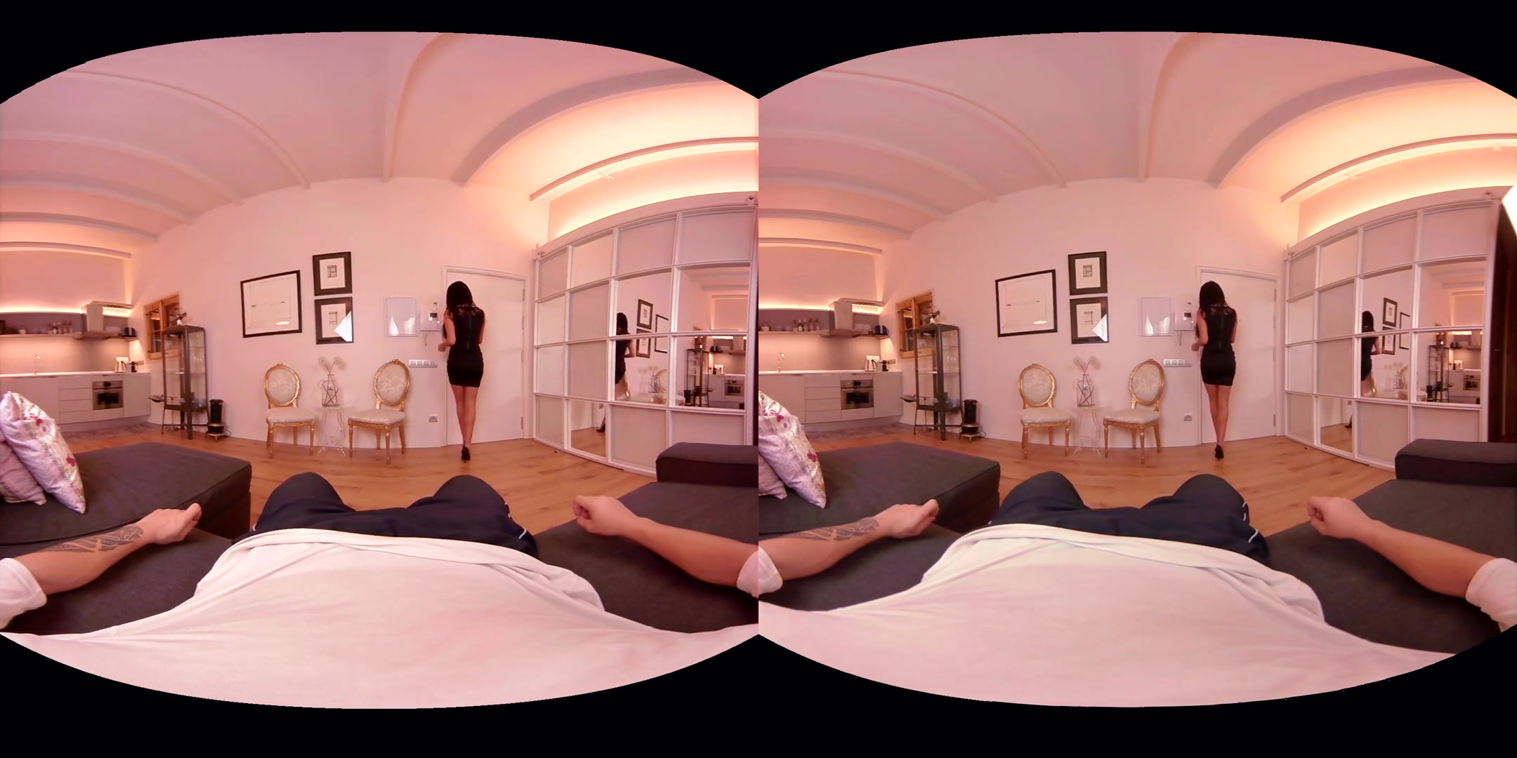 Mi esposa invita a su mejor amiga a un trio, realidad virtual.
