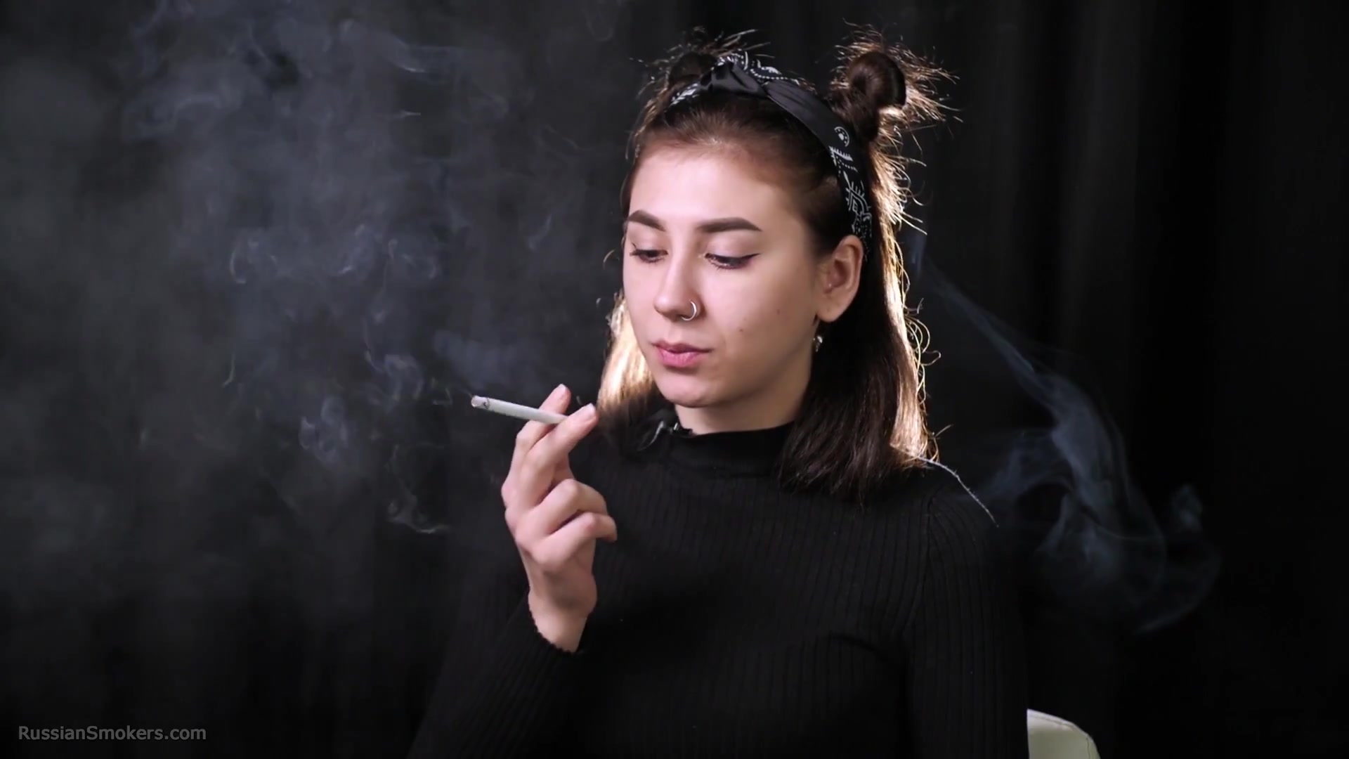 Фетиш курящий соло -женщина -подросток Алина: полтора сигарет
