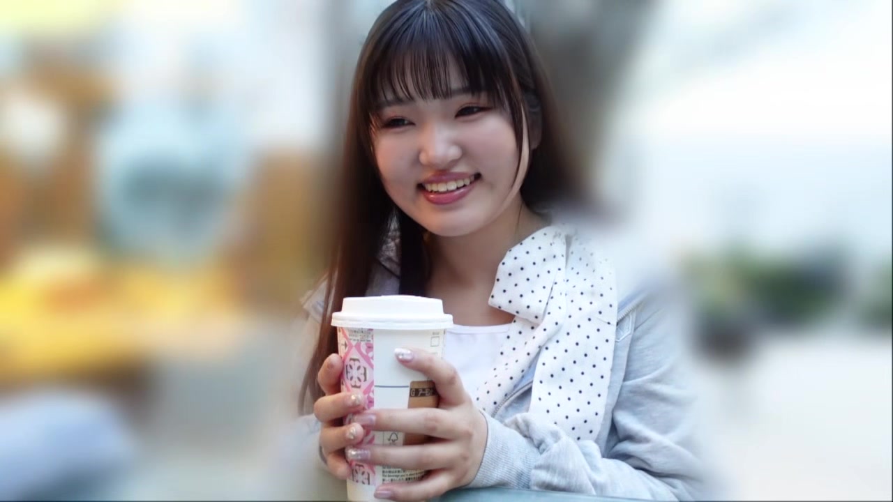 年上が好きなオマセな女の子。ポルノ映画館でおじさんに囲まれて興奮してしまう。オマ●コ触ればイクッ - Free Porn