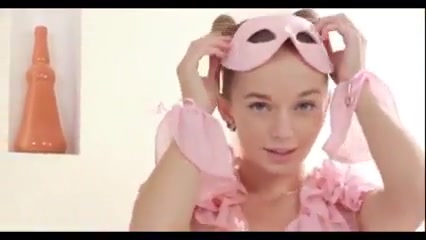 Российские подростки наслаждаются стриптизмом в розовой сунне с Миленой