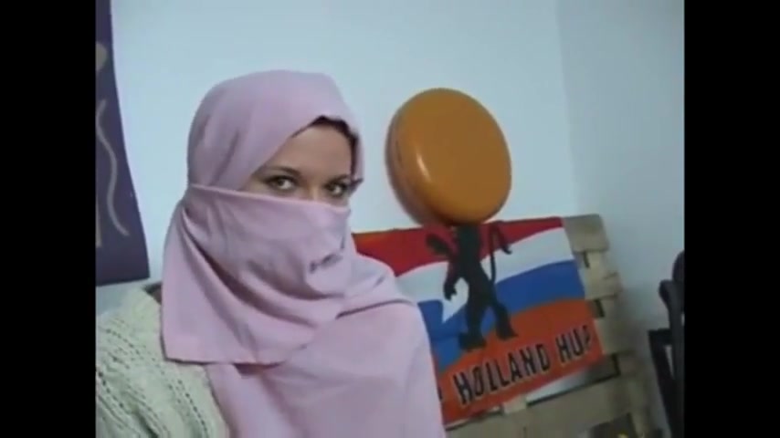 Чешские подростки одеваются на французскую арабскую одежду Sandra Zemanova