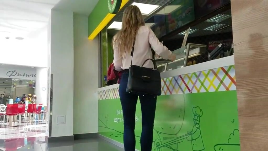 Sexy round ass in the food court