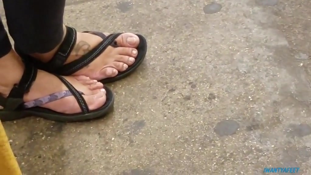 Любительские черные ноги фетиш: откровенные ноги метро