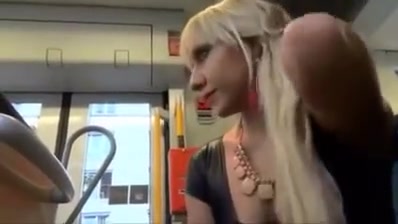 Любительская блондинка Европейская дает руку на публике на поезде