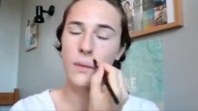 Учебное пособие по макияжу французского подростка на веб -камере: Посмотрите первое видео Transgirl Galice