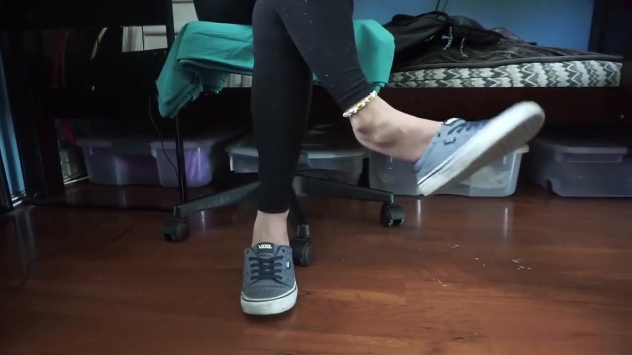 HD Solo Female Asian Foot Fetish Fetish: Barefoot Shoe Dangling by Princess Kaii