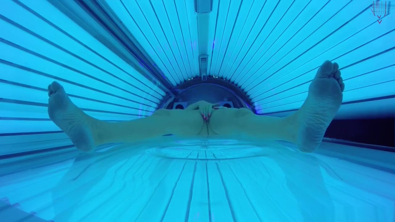 Momm caught under the public Tanning Bed