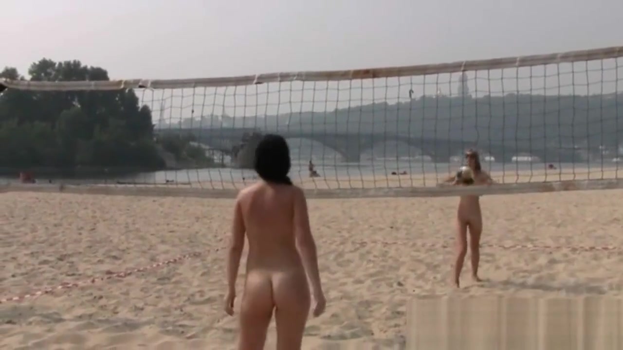 Nackte Asiatinnen Spielen Am Strand Volleyball